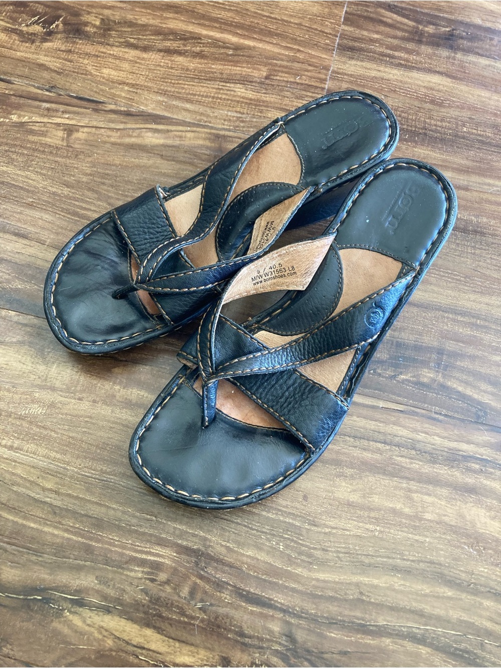 Born Black Leather Crisscross Thong Sandals with Heel Women’s Size 9